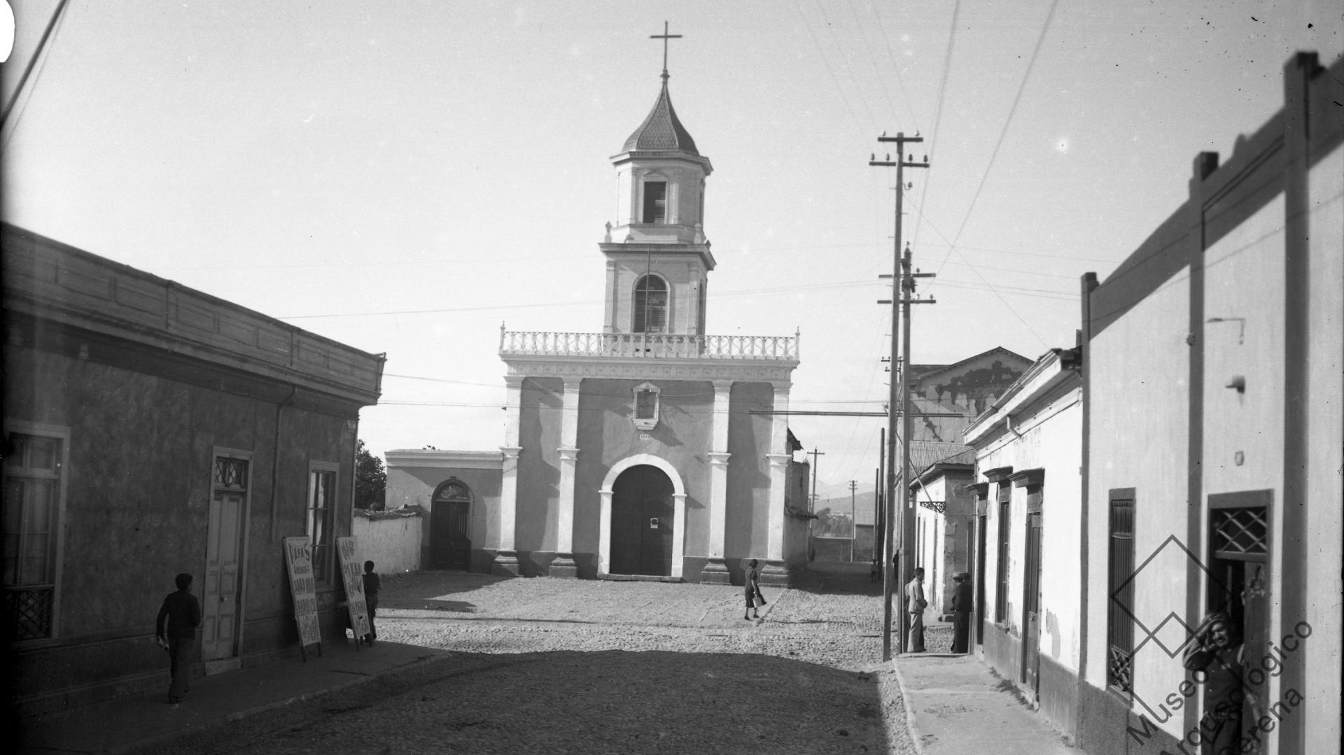 Iglesia Santa Inés. Vista desde calle Matta hacia el norte, frontis iglesia
