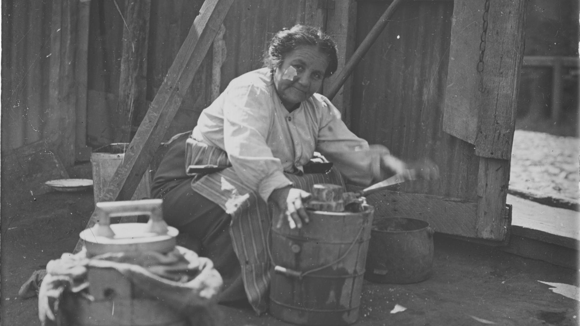 Mujer preparando alimentos