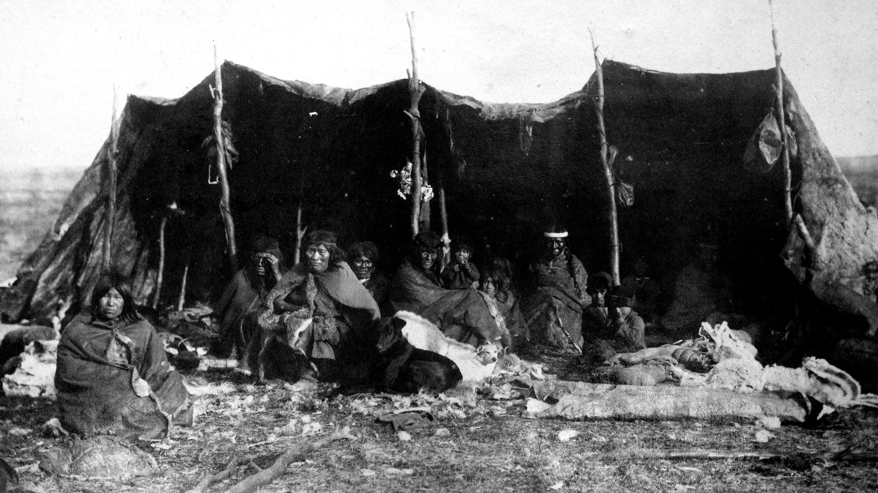 Indígenas tehuelches reunidos bajo un toldo