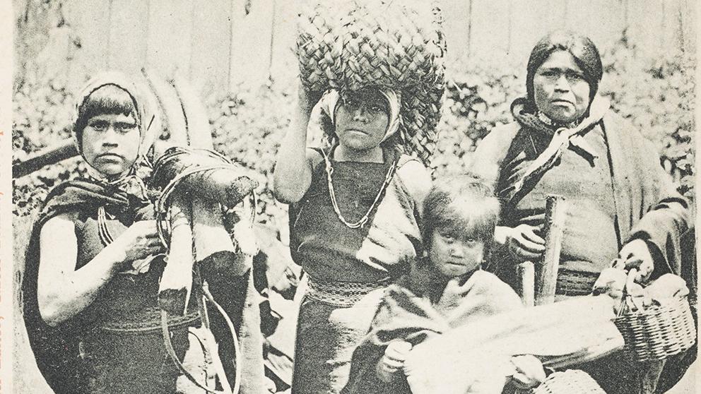 Mujer mapuche con sus hijas