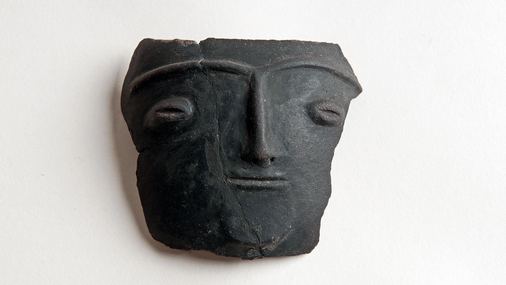Fragmento de vasija decorado con rostro humano