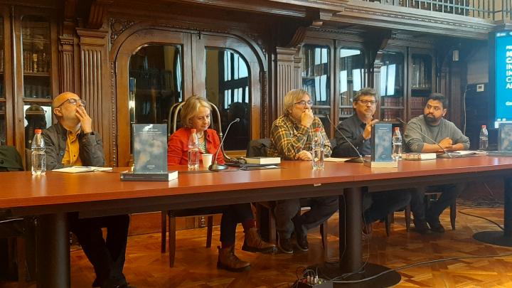 Presentadores del libro Más allá de Capricornio