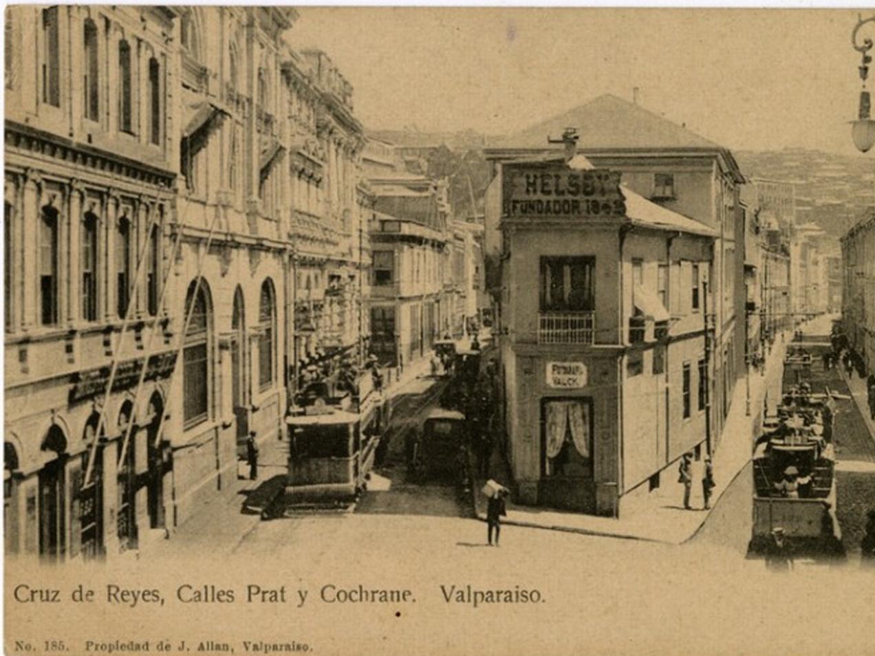 Primera tarjeta postal. Calotipo, fotomecánico monocromo sobre papel, 13.7 x 8 cm. Cruz de Reyes, calles Prat y Cochrane, Valparaíso.