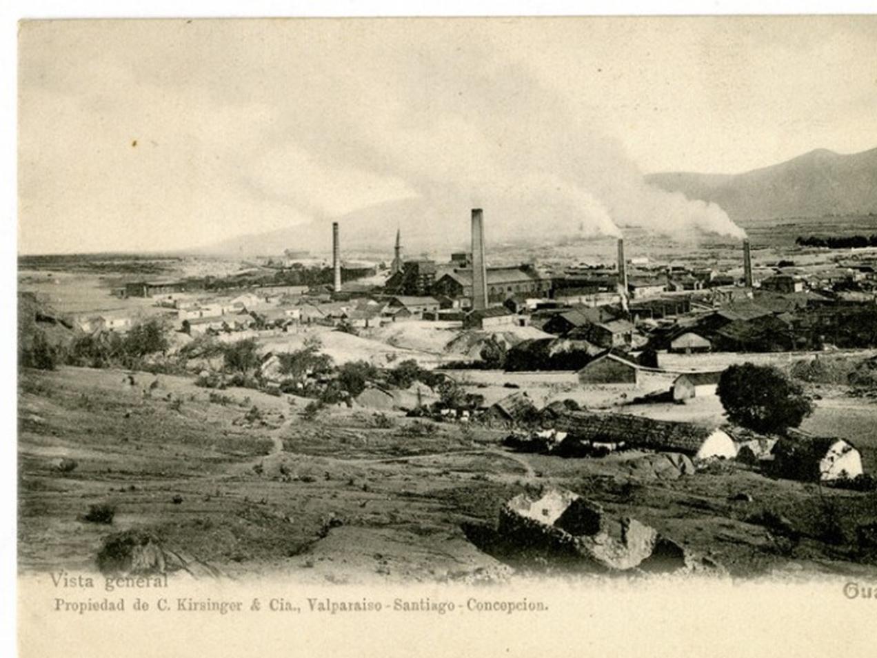 Vista general de Guayacán. Fundición de cobre con sus grandes chimeneas y columnas de humo