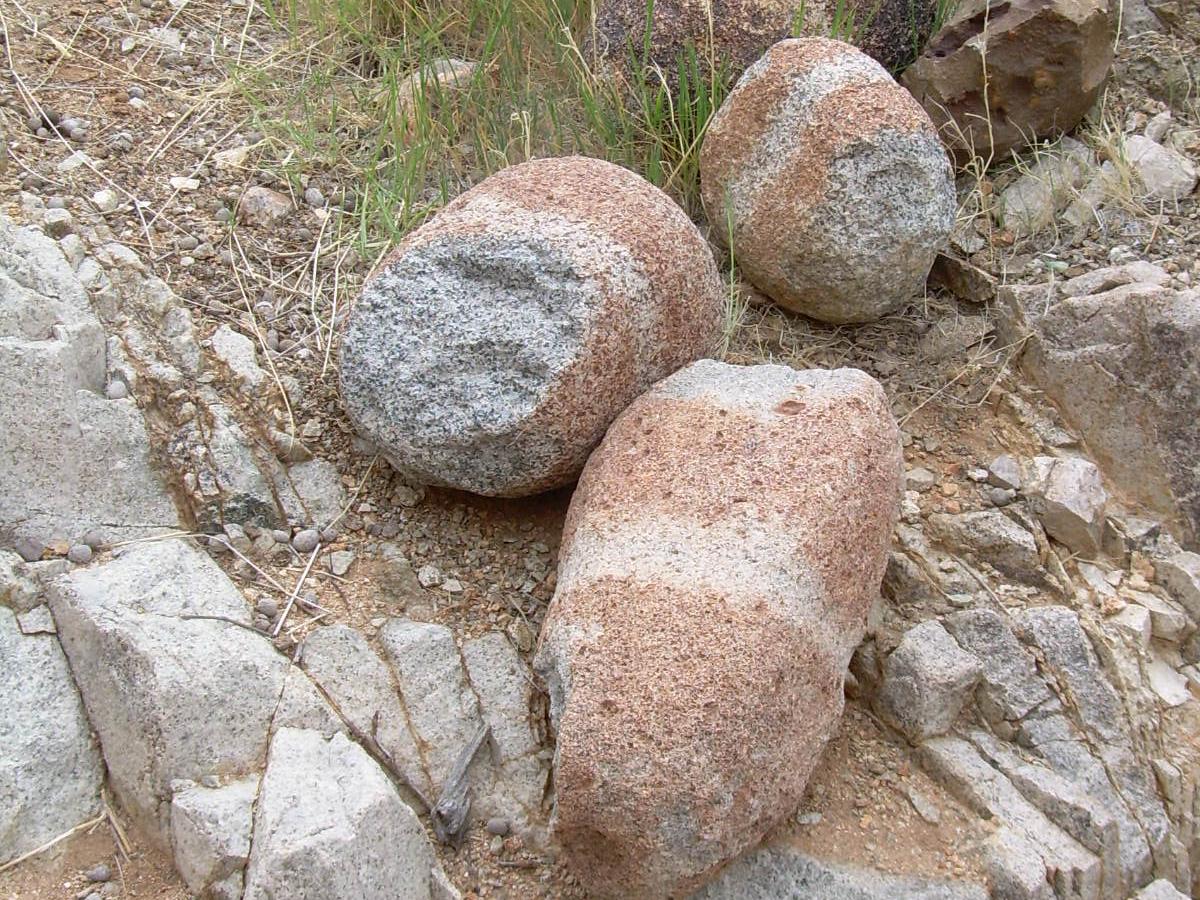 Martillos en las afuera de una mina