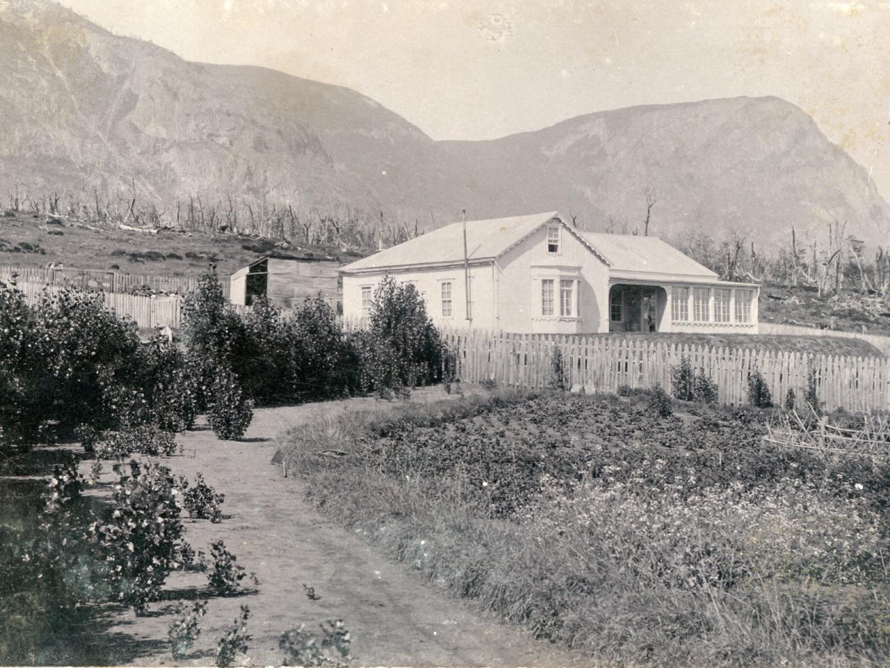 Casona de la administración de la SIA en Coyhaique Bajo, a pocos años de haber sido construida