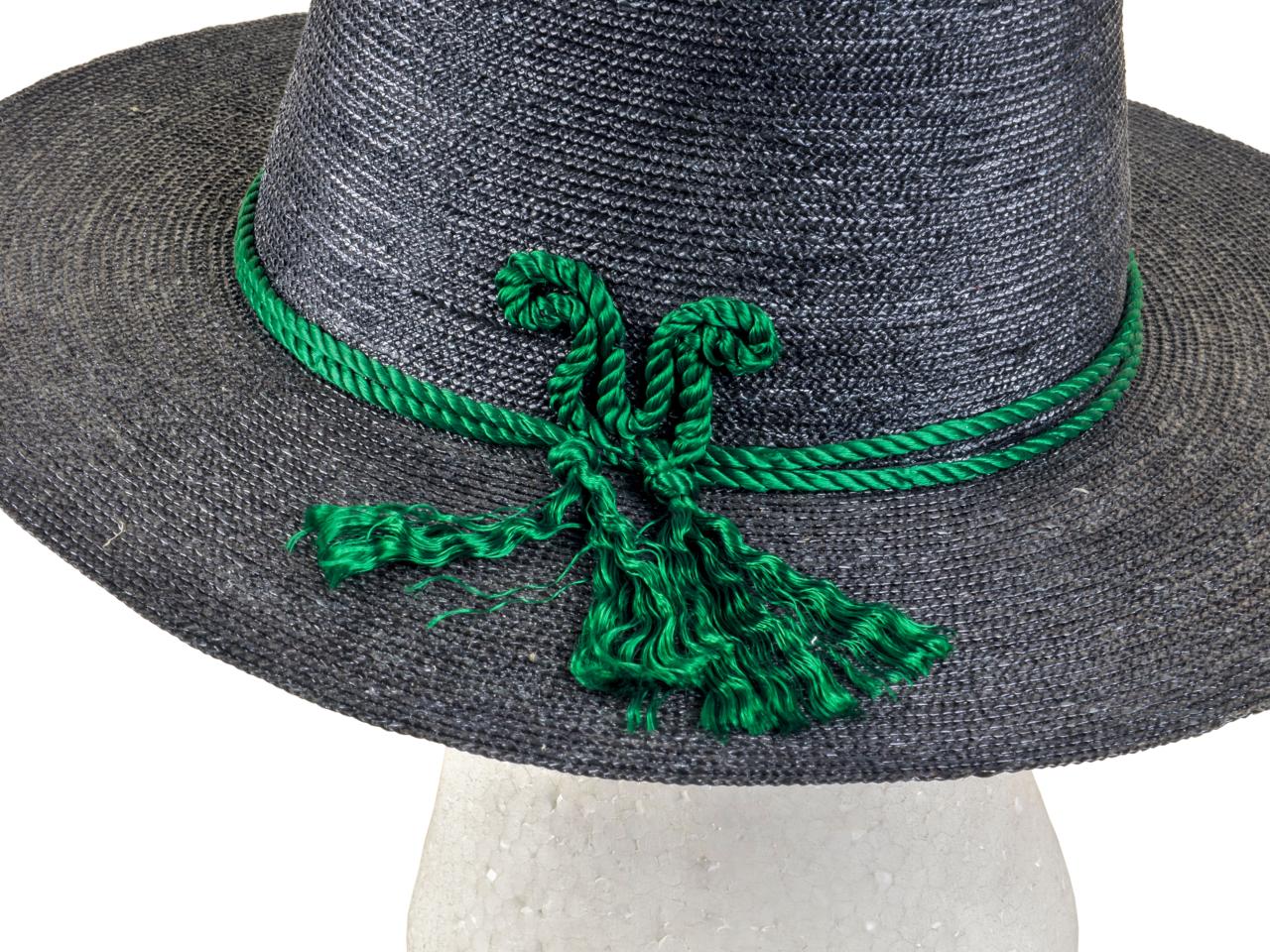 Detalle de ala recta y ornamentación de sombrero elegante de mujer en paja teatina trenzada