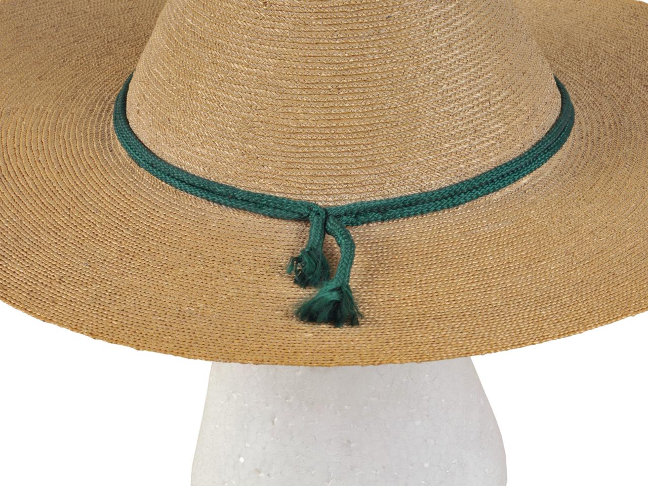 Detalle de bonete huicano, sombrero de hombre en paja teatina trenzada en color natural