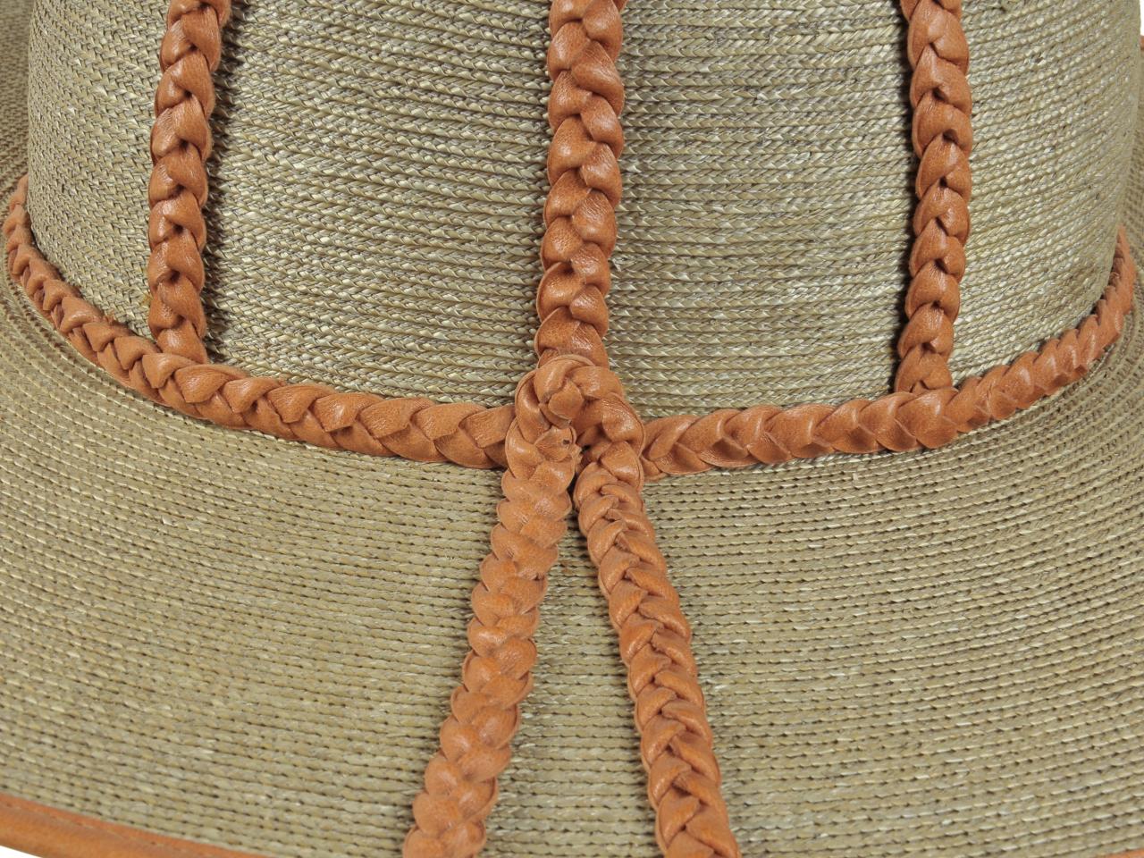 Detalle de bonete, sombrero de hombre en paja teatina trenzada y teñida con tintes naturales, con adornos de cuero trenzado