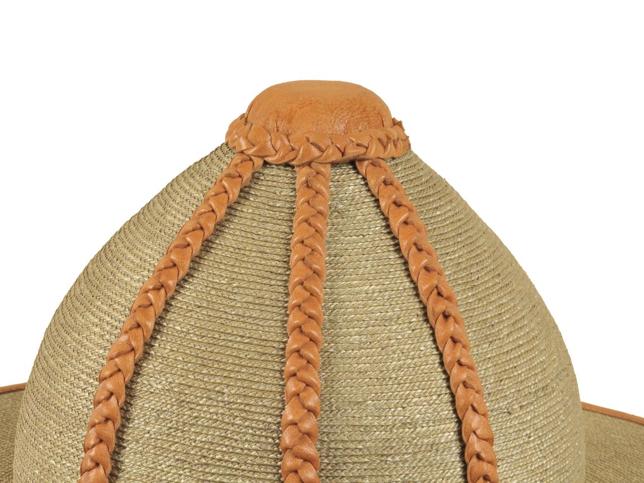 Detalle de copa de bonete, sombrero de hombre en paja teatina trenzada y teñida con tintes naturales, con adornos de cuero trenzado