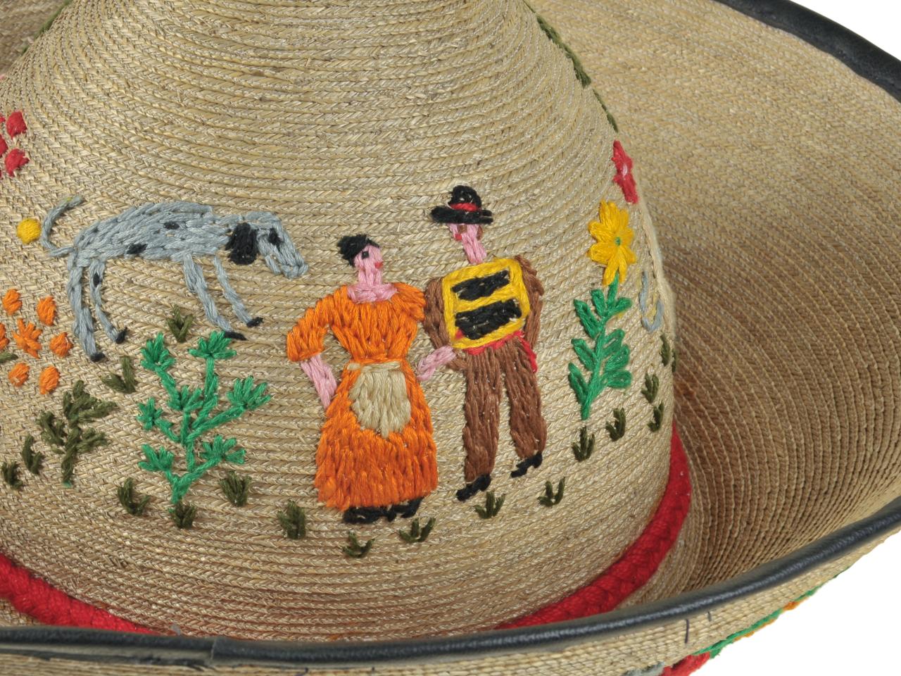 Detalle de bonete huicano bordado, tejido en paja teatina teñida con tintes naturales