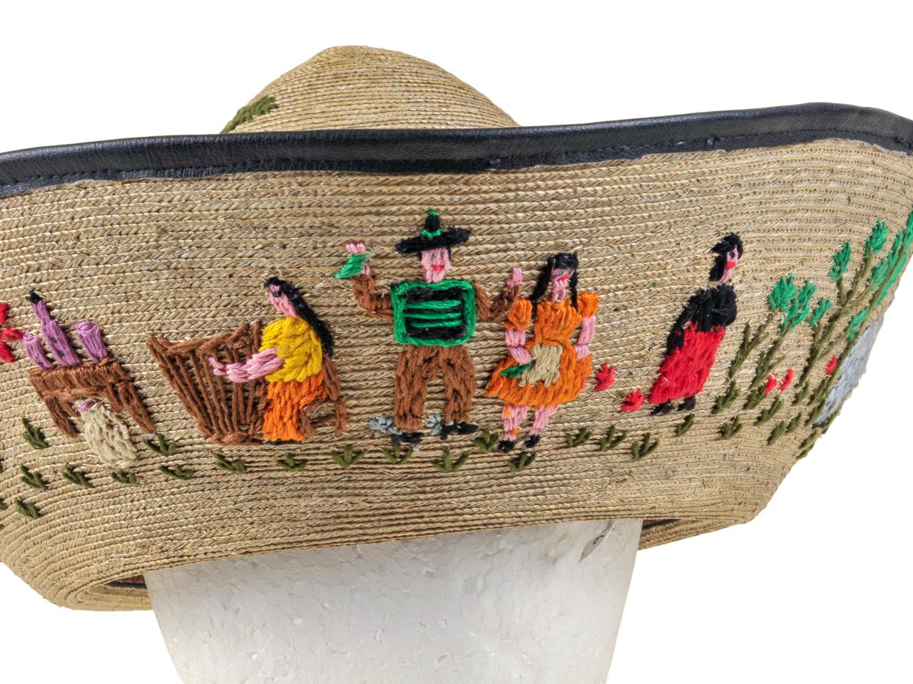Detalle de bonete huicano bordado, tejido en paja teatina teñida con tintes naturales