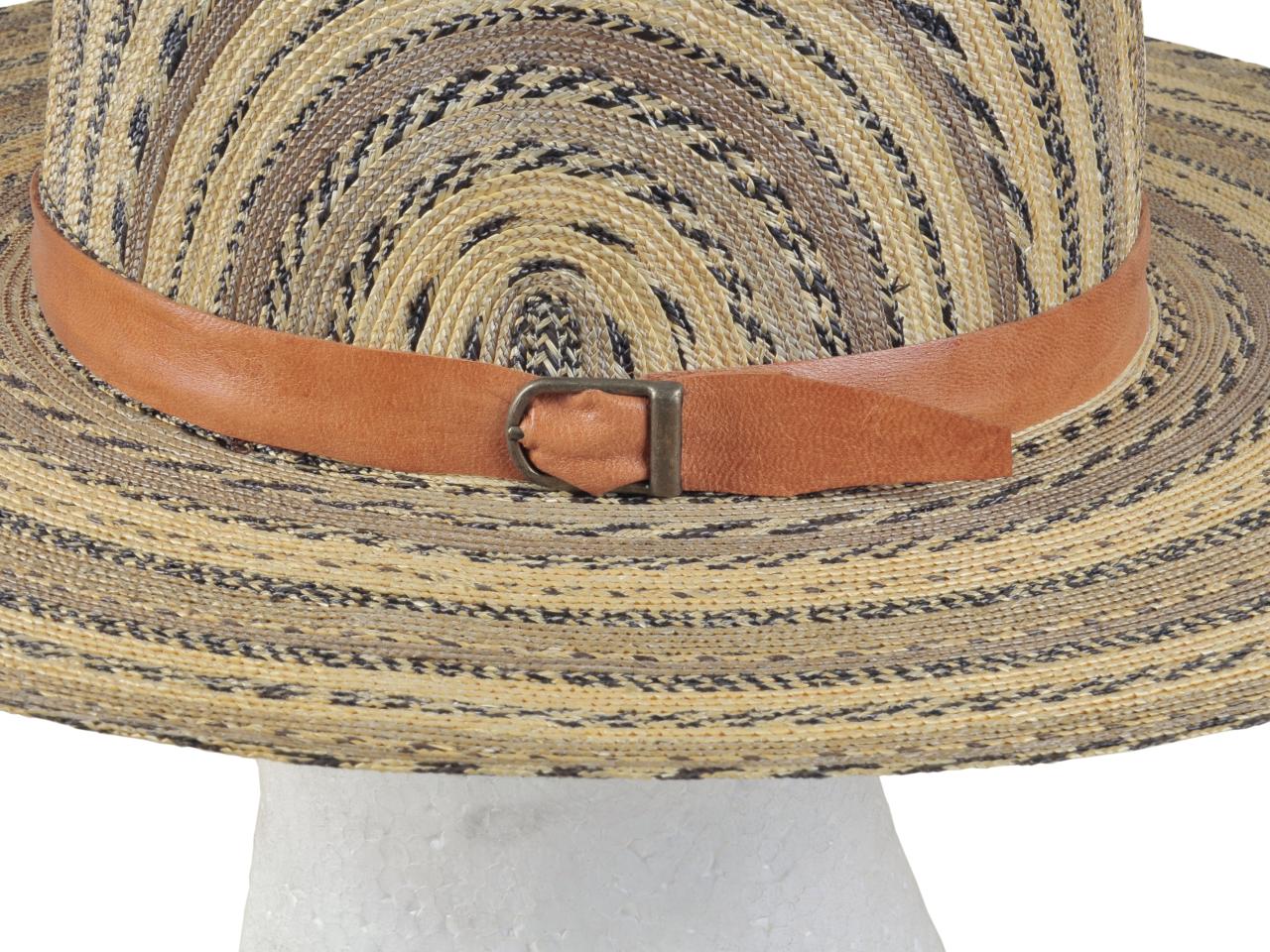 Detalle de sombrero de arco, tejido en paja teatina natural y teñida con tintes naturales