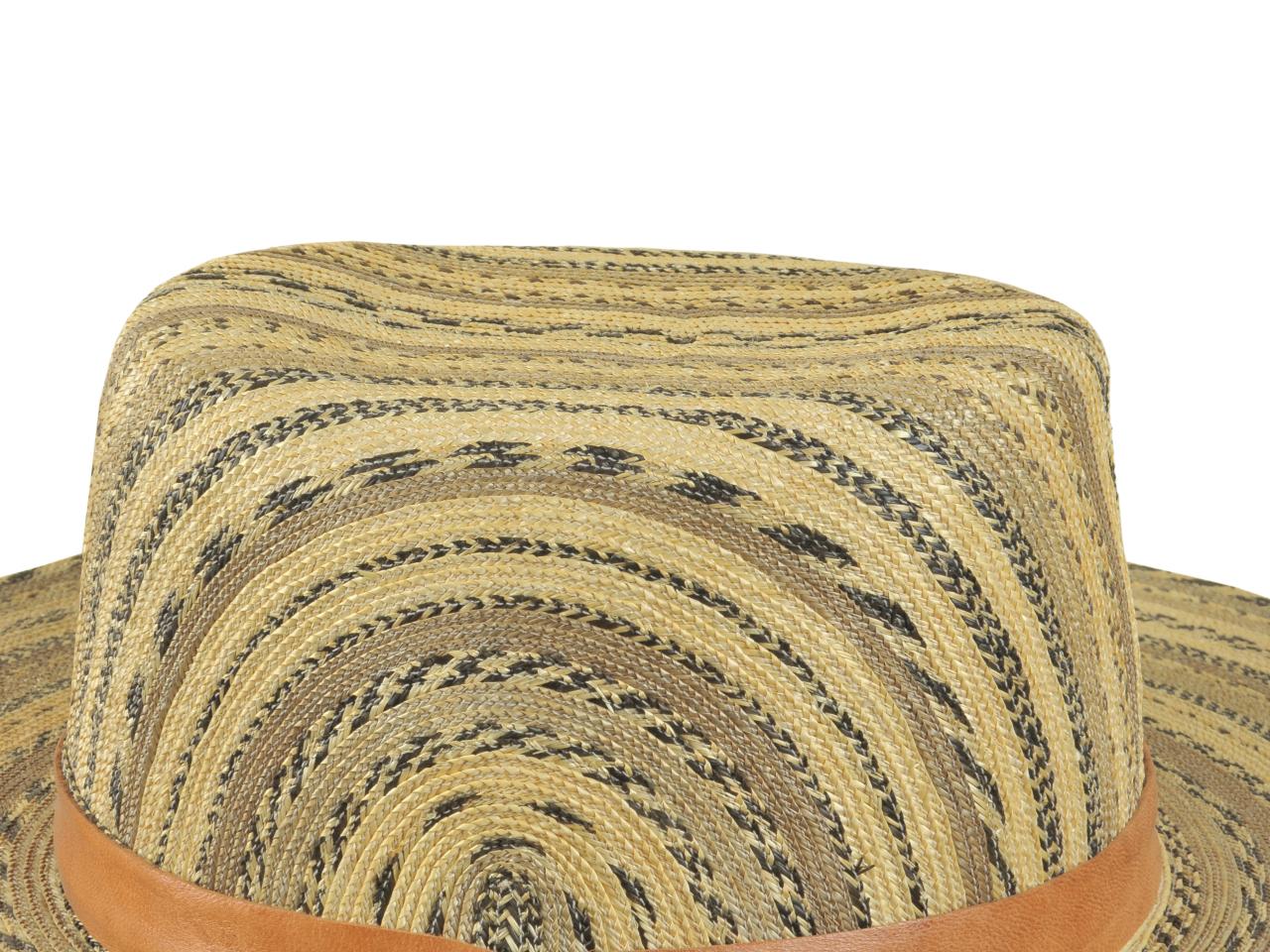 Detalle de sombrero de arco, tejido en paja teatina natural y teñida con tintes naturales
