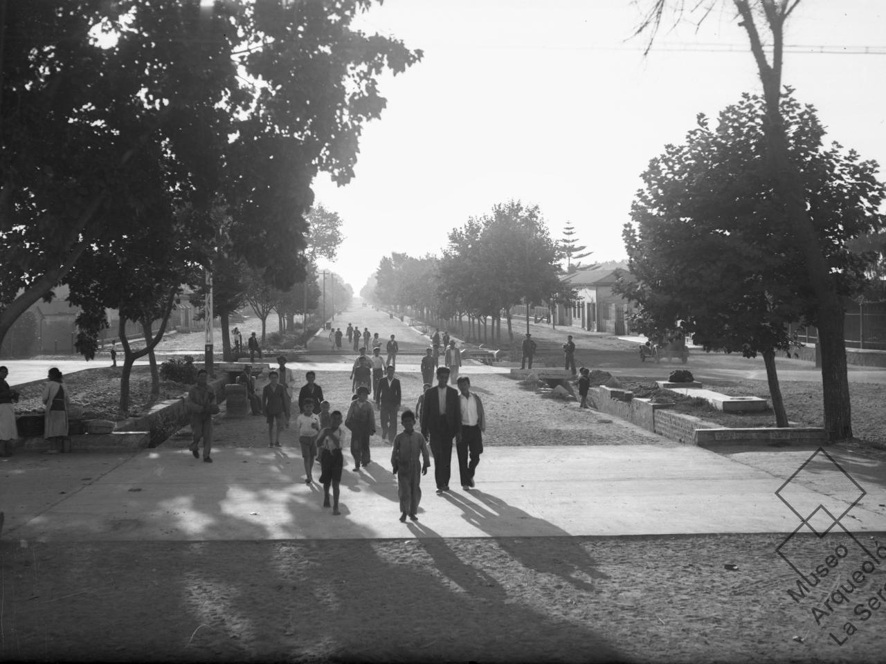 La Alameda. Vista tomada hacia el poniente, niños y personas caminando