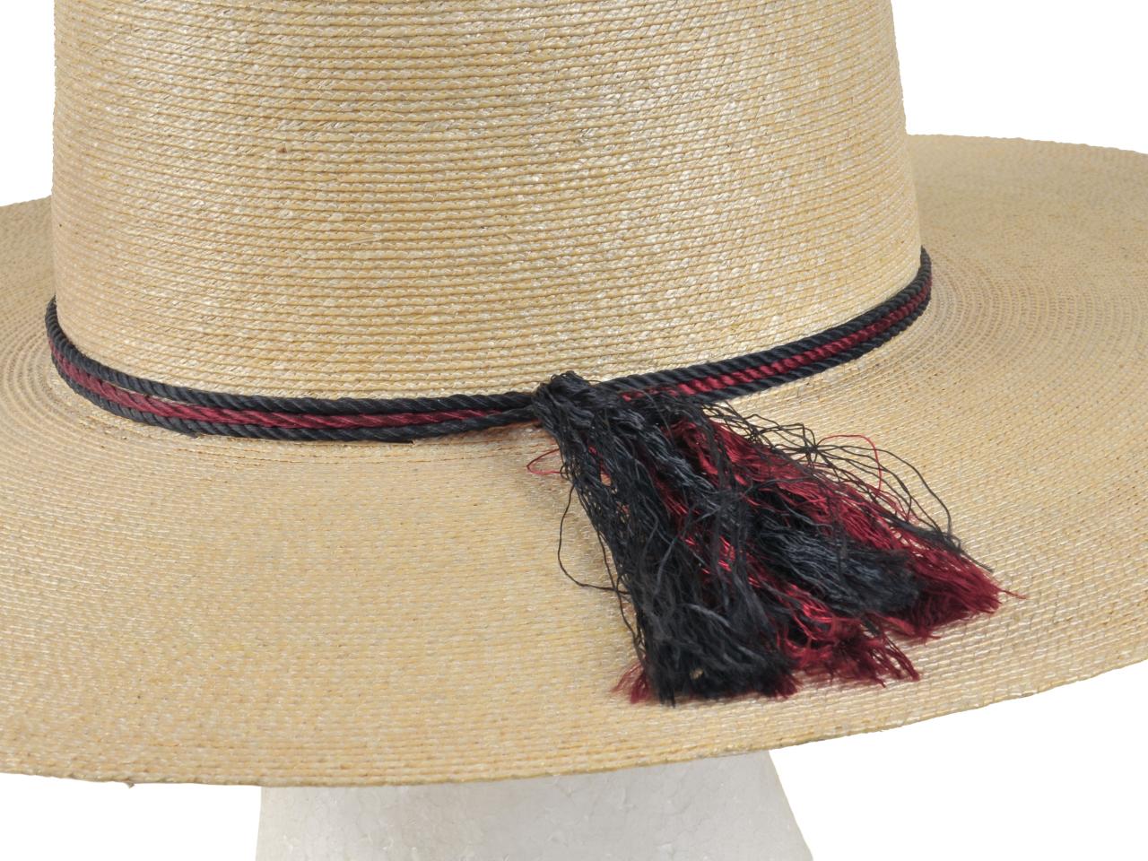 Detalle de sombrero de huaso, tejido en paja teatina natural