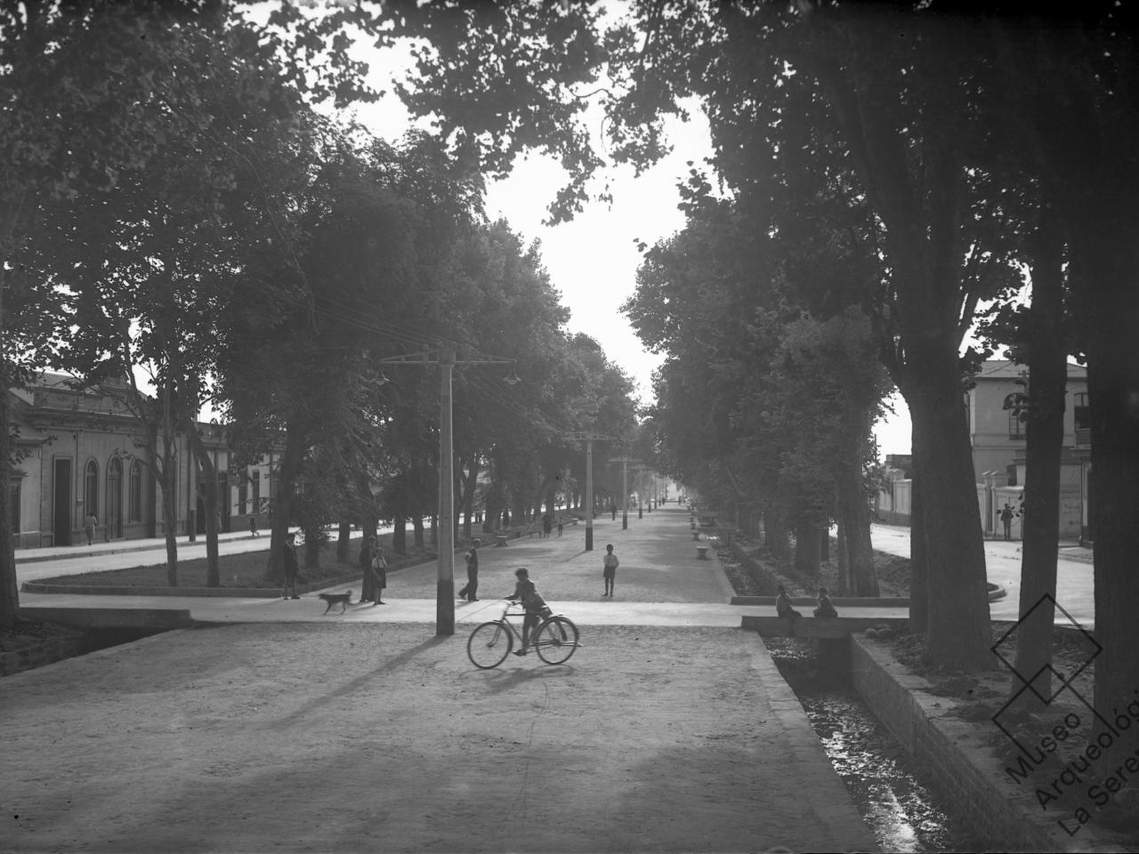 La Alameda. Vista tomada hacia el poniente con personas caminando