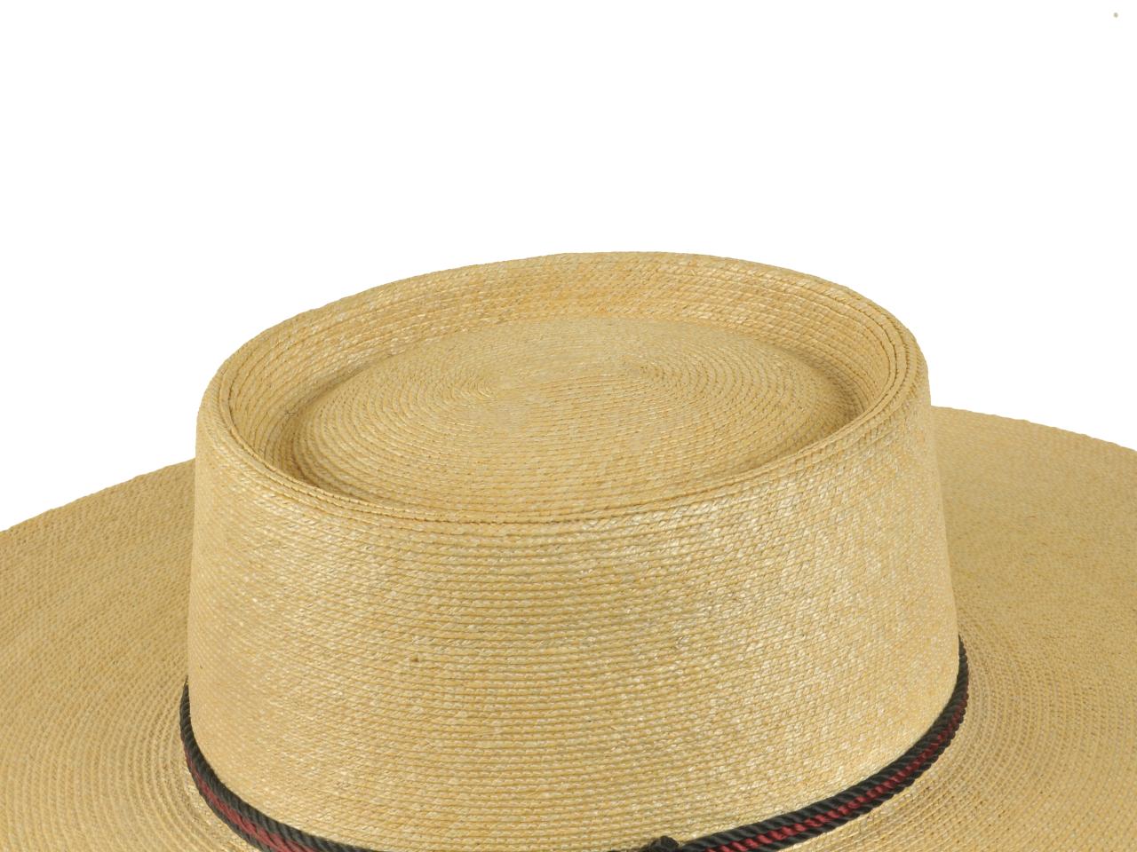Detalle de copa de sombrero de huaso, tejido en paja teatina natural
