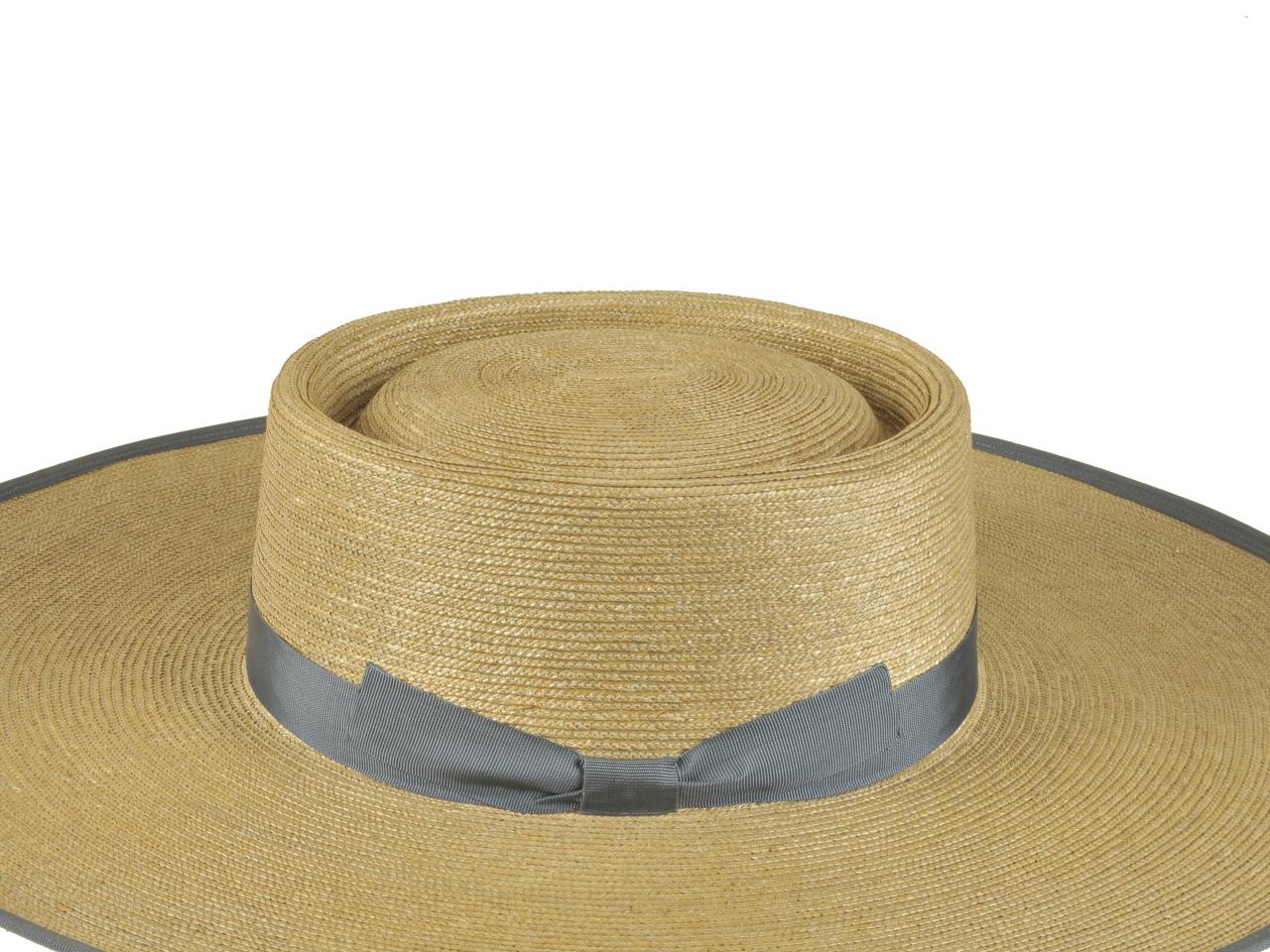 Detalle de sombrero de huaso, tejido en paja teatina teñida con tintes naturales