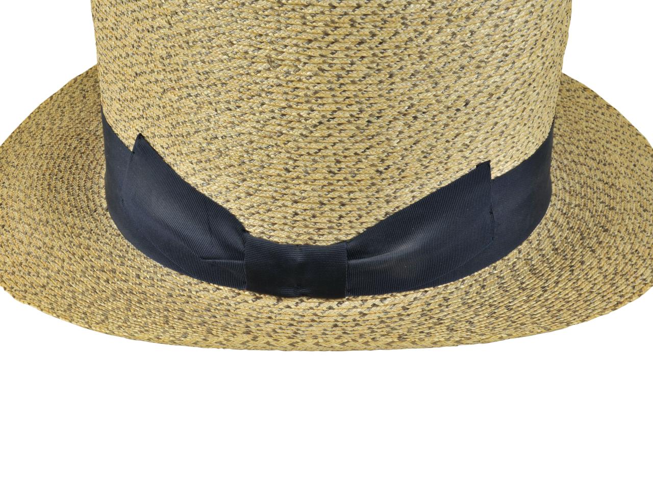 Detalle de ala y ornamentación de sombrero tipo Rugendas, tejido en paja teatina natural y teñida