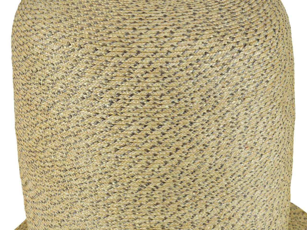 Detalle de la copa de sombrero tipo Rugendas, tejido en paja teatina natural y teñida