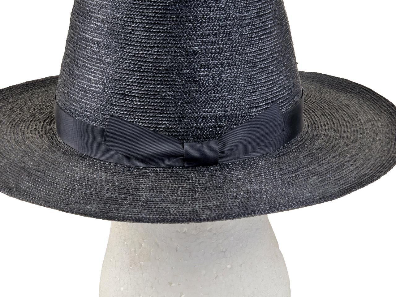 Detalle de ala y ornamentación de sombrero tipo Rugendas, tejido en paja teatina teñida con anilinas