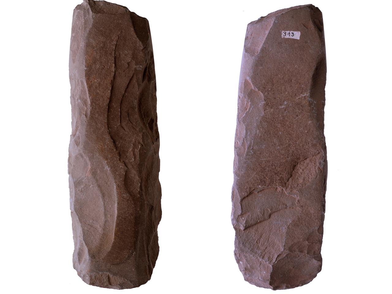 Azuela o Toki de basalto delgada, de sección transversal cuadrangular o semi-redondeada, sin enmangue