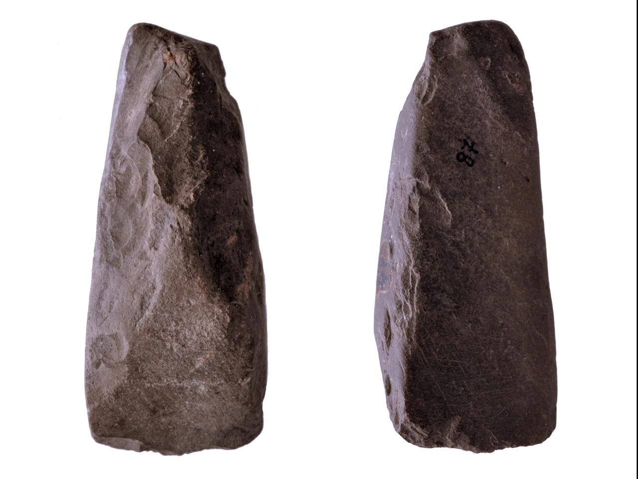 Azuela o toki de basalto con sección cuadrangular, sin enmangue
