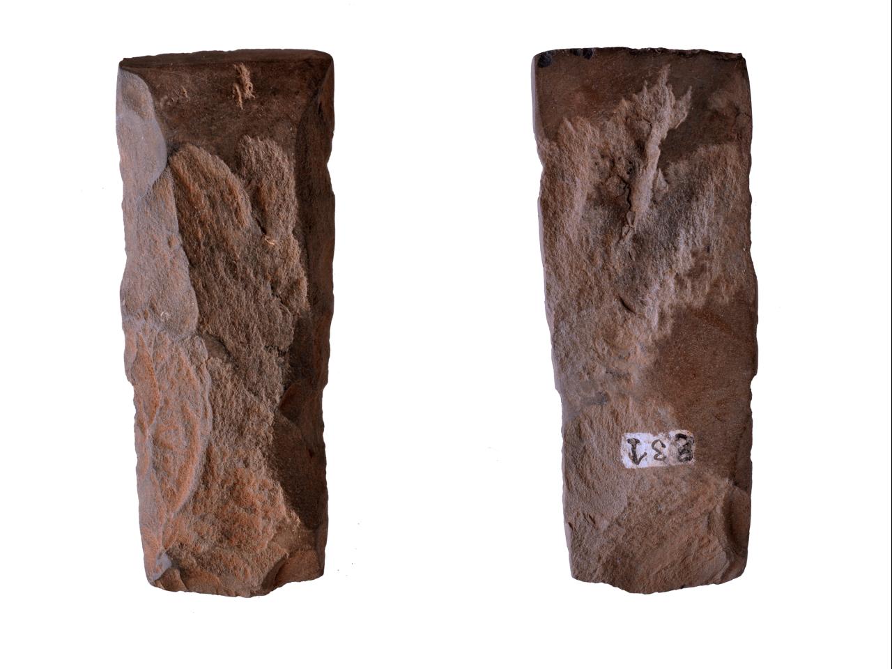 Azuela o Toki de basalto de sección trapezoidal, con señales de enmangado, y desbaste
