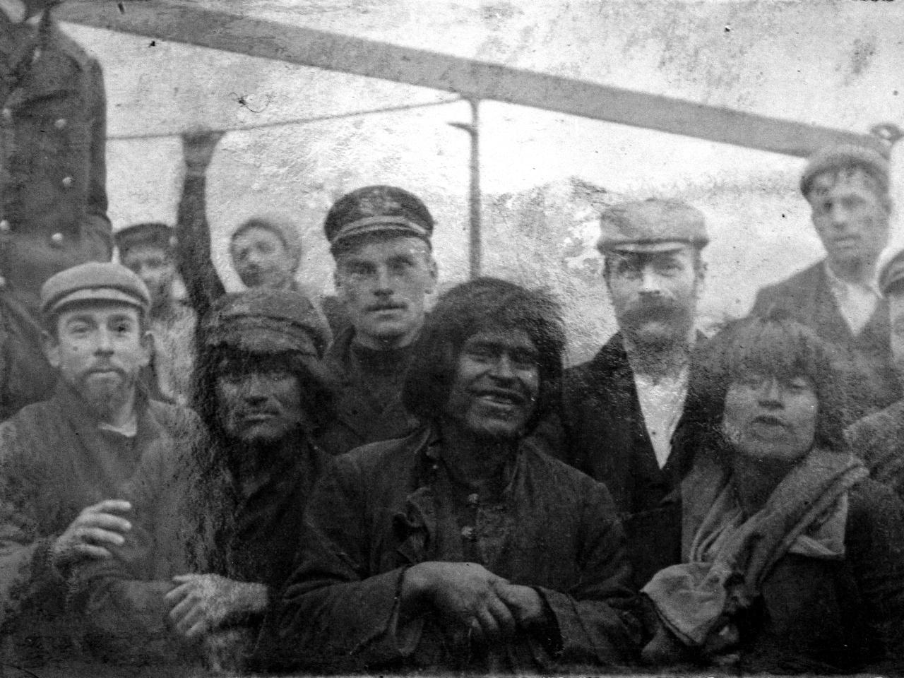 Indígenas junto en un grupo de marinos o trabajadores