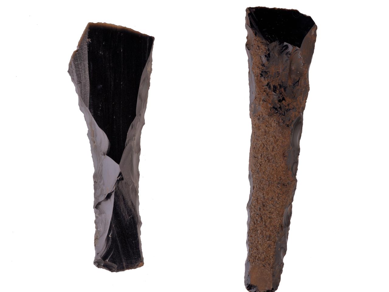 Cincel o Hoe de obsidiana en bisel, sin enmangue, evidencia de desbaste profundo