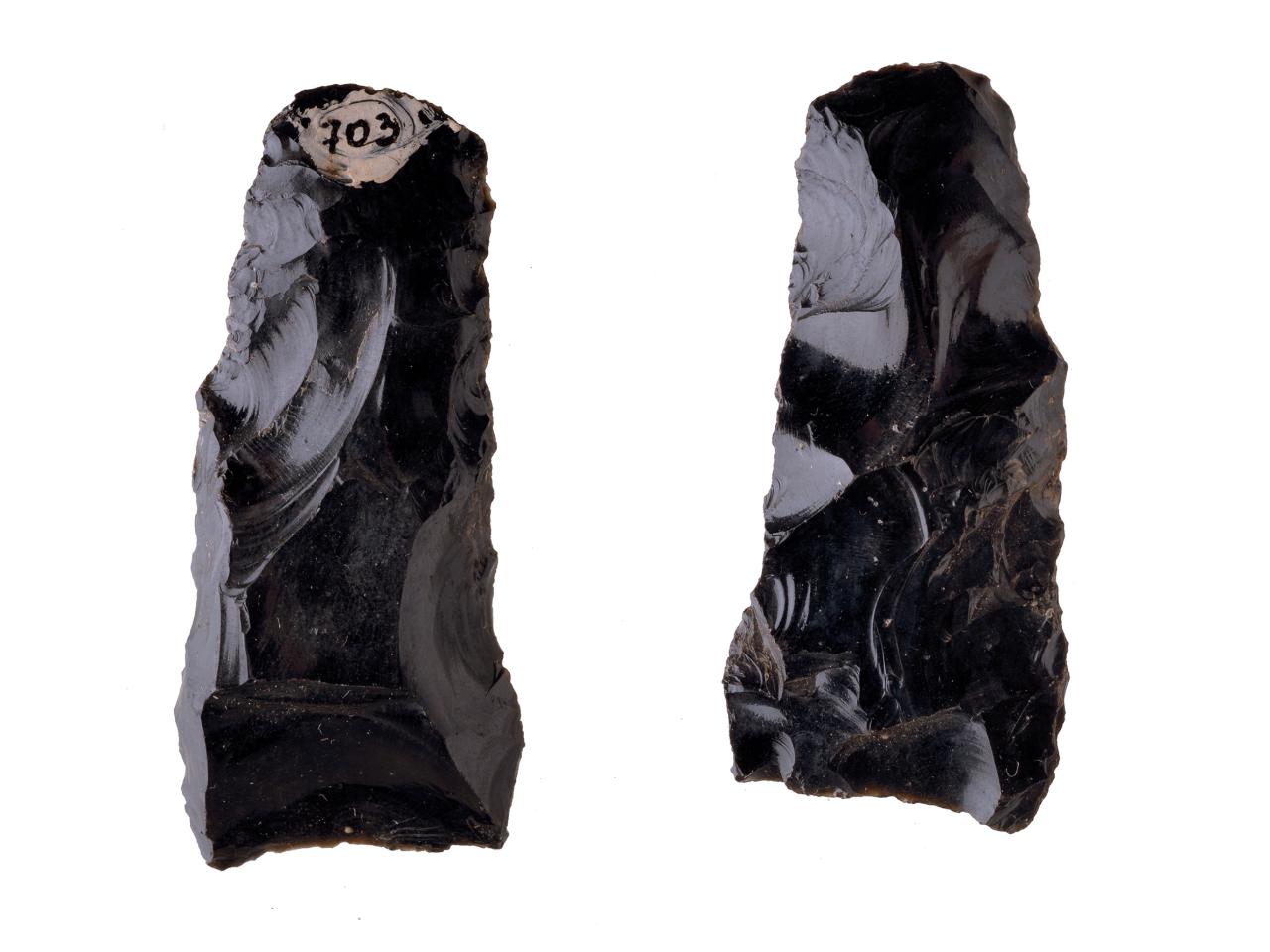 Azuela o Toki de obsidiana con sección trapezoidal, con enmangue y presencia de desbaste