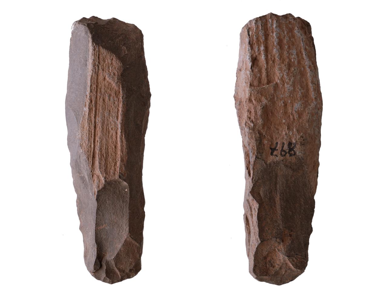 Azuela o Toki de basalto con sección transversal y presencia de corteza