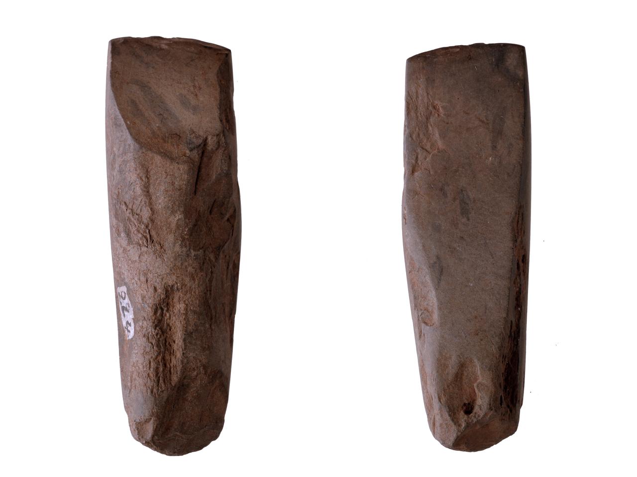 Azuela o Toki de basalto con sección transversal plano-convexo, con evidencia de trabajo en talón