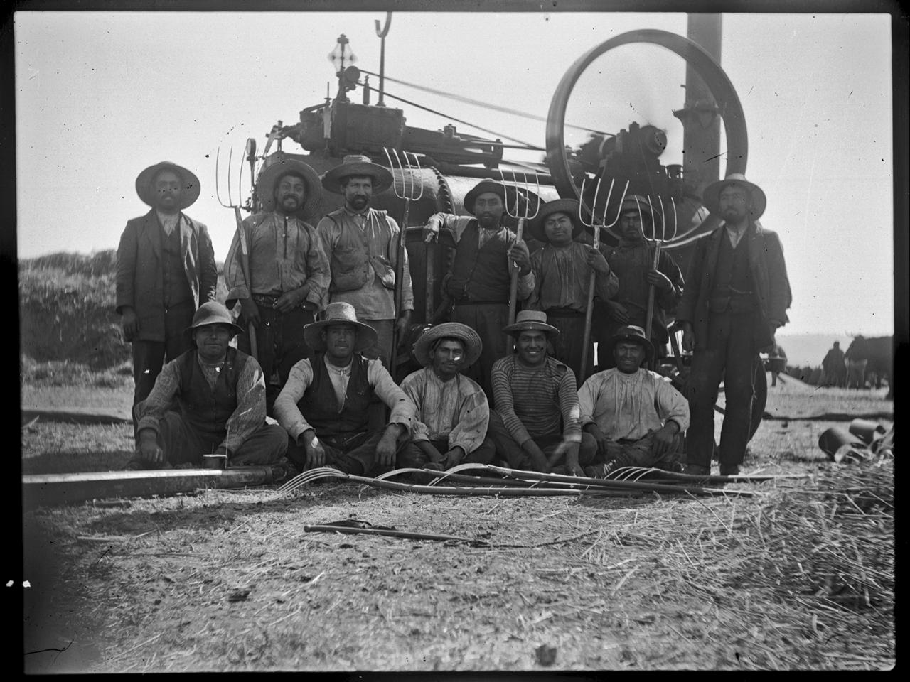 Trabajadores junto al locomóvil (c. 1930)