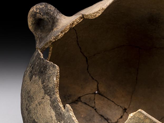 Detalle de superficie exterior tiznada y pasta cerámica en la vasija n.º 4