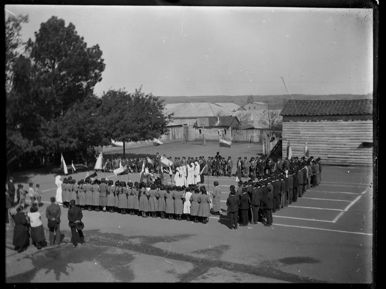 Celebración de Fiestas Patrias en cancha de la escuela de la Misión Anglicana (c. 1928)