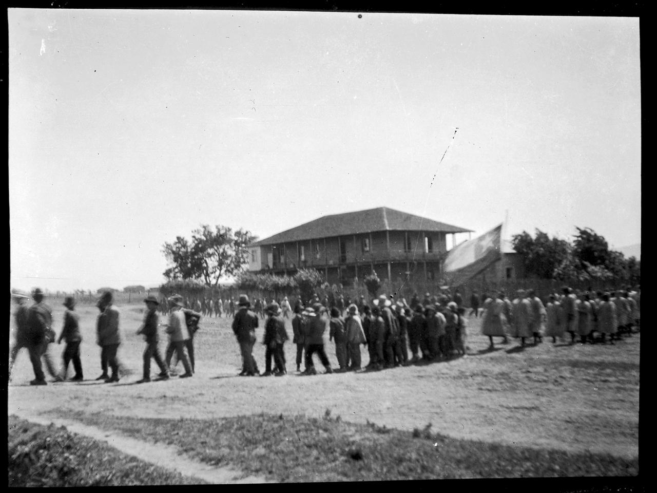 Desfile de alumnos de la Misión Anglicana (c. 1925)