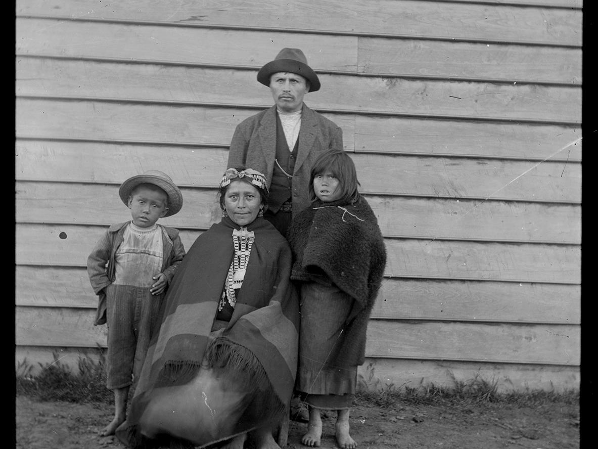Retrato de familia mapuche (c. 1920)