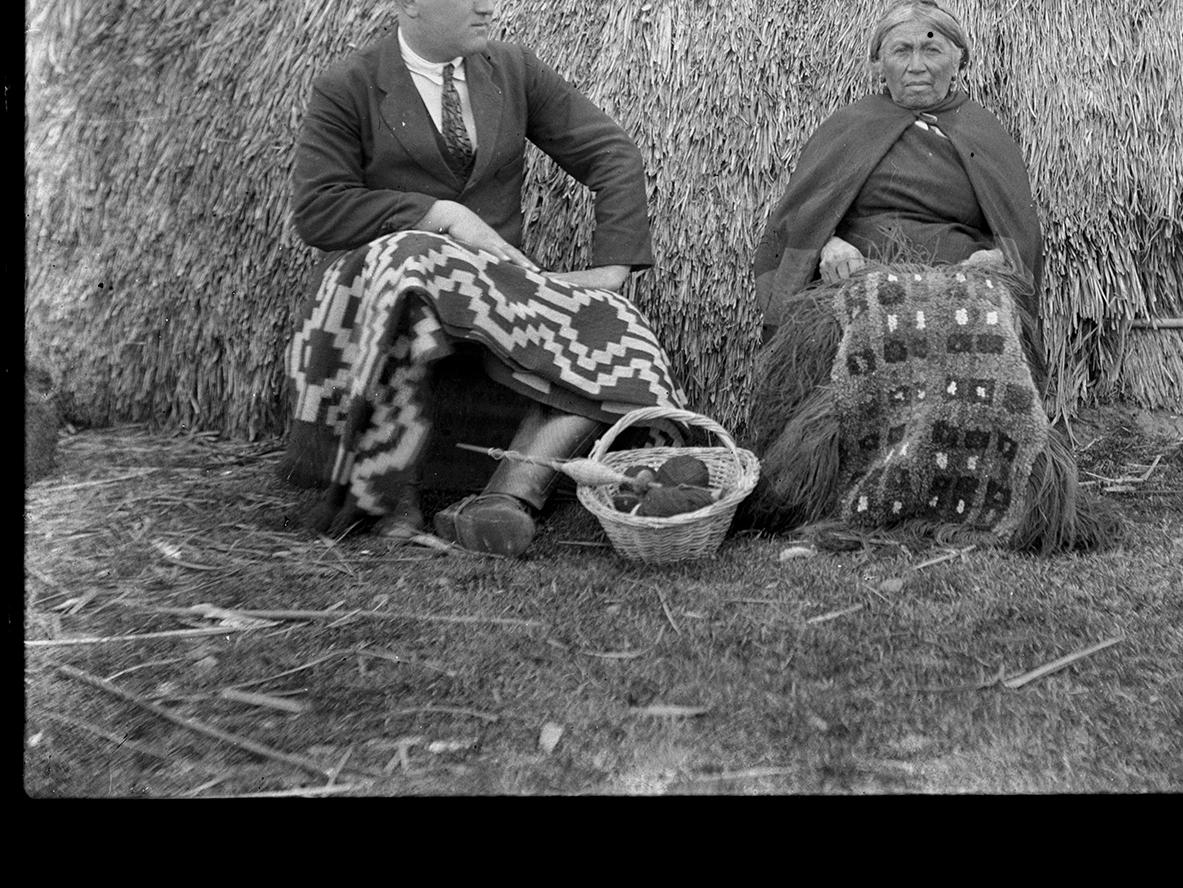 Tejedora mapuche junto a Alfredo Kenner, alcalde de Cholchol (c. 1920)