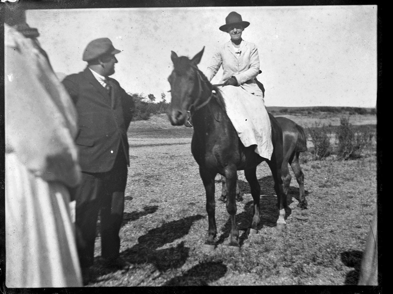 Alfredo Kenner llevando a caballo a Liliam MacLean, esposa de William Wilson (c. 1920)