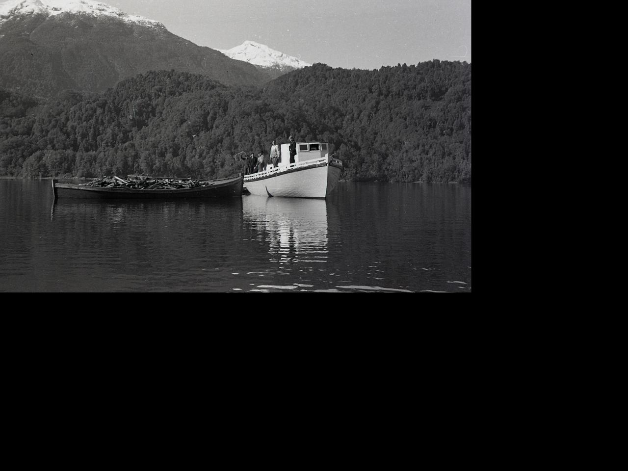 Lancha Divina con chalupa en Puyuhuapi (ca. 1951)