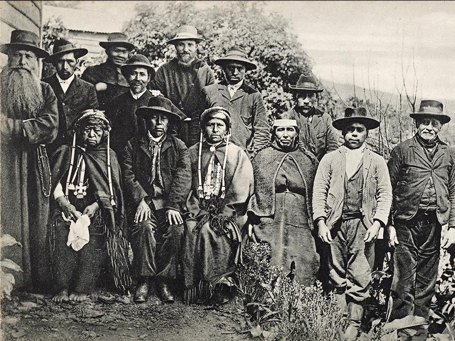Mujeres y hombres mapuches junto a misioneros capuchinos