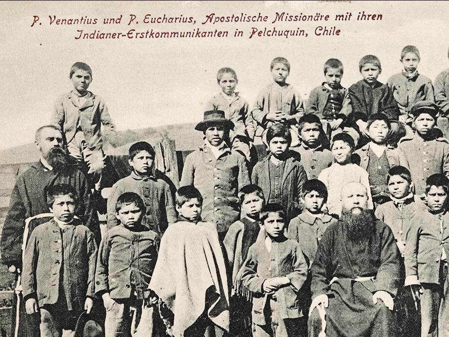 &amp;quot;Apostolische Missionäre mit ihren Indianer-Erstkommunikanten in Pelchuquin, Chile&amp;quot;