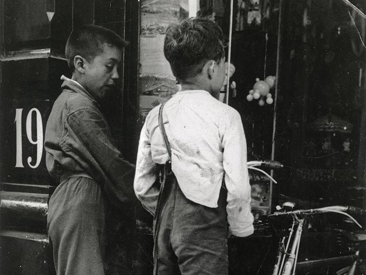 Niños frente a una tienda