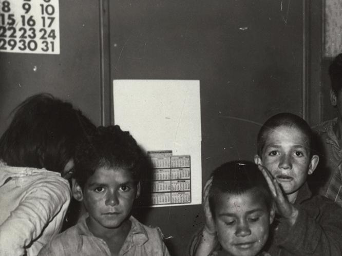 Grupo de niños en un hogar de acogida