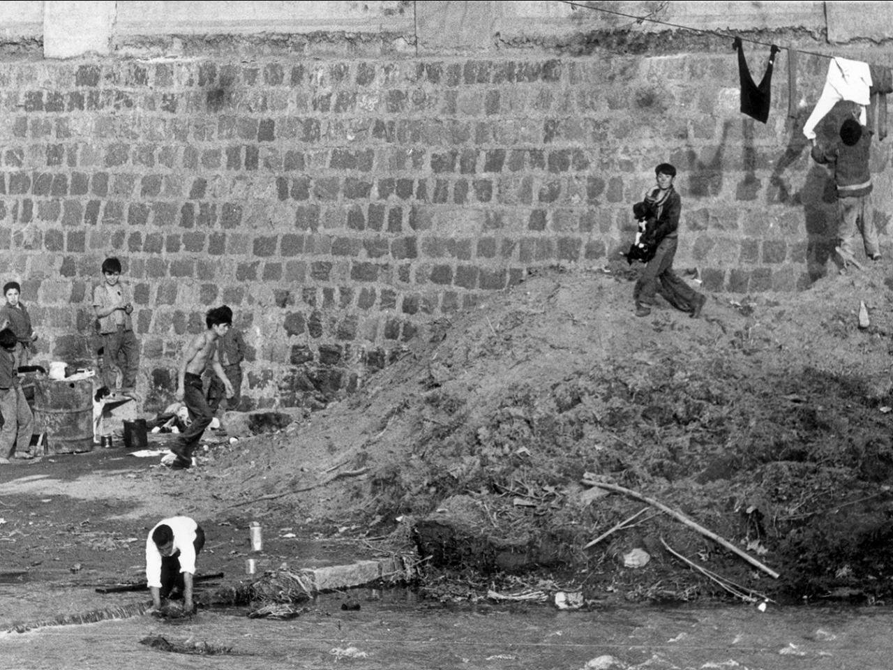 Grupo de niños a orillas del río Mapocho