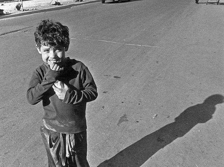 Niño en calle Alameda