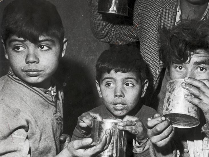 Niños tomando té en choqueros