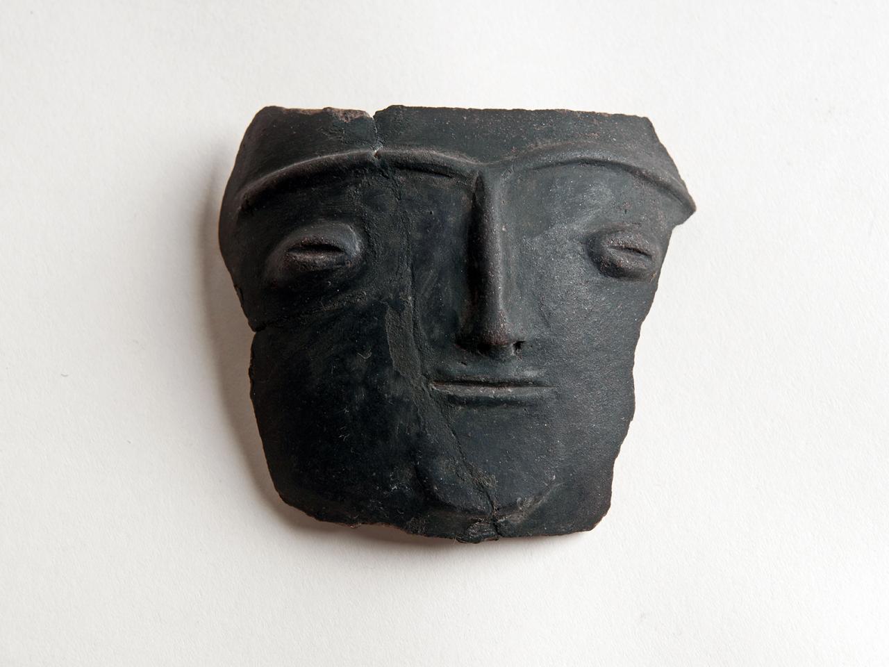Fragmento de vasija decorado con rostro humano modelado